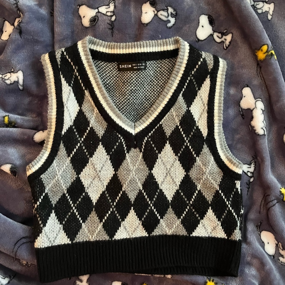 SHEIN V-Neck Black and Gray Argyle Sweater